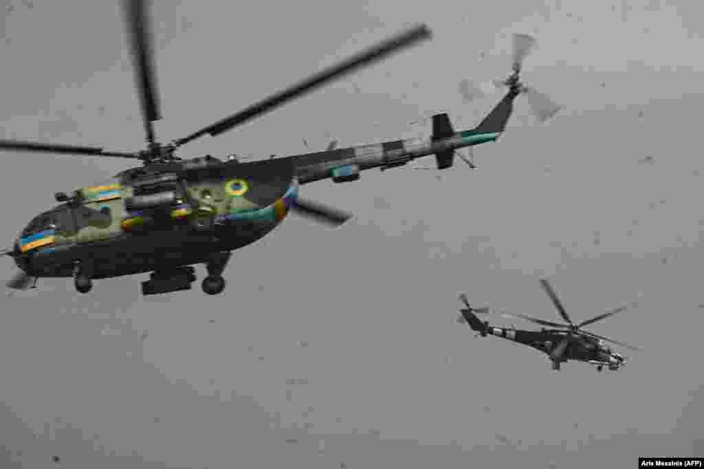 Ukrajinski helikopteri Mi-8 i Mi-24 u akciji protiv ruskih položaja.