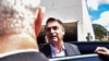 Bivši brazilski predsednik Žair Bolsonaro nakon ispitivanja u sedištu federalne policije u Braziliji, 26. april 2023. 