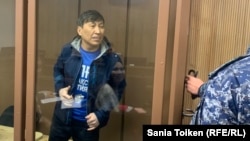 Kazakh opposition leader Marat Zhylanbaev appears in court last month.