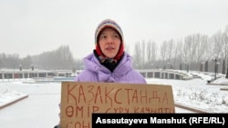 Активист Гүлбакыт Утебаева Алматыда пикет учурунда. Алматы. 24-февраль, 2024-жыл.
