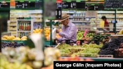 Prim-ministrul Marcel Ciolacu spune că o prioritate a Guvernului este reducerea adaosurilor comerciale la alimentele de bază, lucru care să ducă la o scădere a prețurilor la raft.