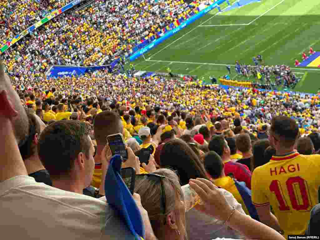 Estimările neoficiale arată că pe stadionul de la Munchen au fost 30.000 de români. 