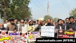 د کورمې اوسېدونکو د سيمې د سولې لپاره مظاهرې کړې او پرلتونه يې وهلي دي. پخوانی انځور