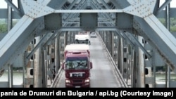 Podul peste Dunăre de la Giurgiu-Ruse, de la granița României cu Bulgaria, va fi deschis pe ambele benzi, între 20 decembrie și 7 ianuarie. 