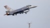 Un avion de luptă F-16 al forțelor aeriene turcești decolează la exercițiul Air Defender 2023 de pe aeroportul militar din Jagel, în nordul Germaniei, 9 iunie 2023.