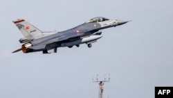 Un avion de luptă F-16 al forțelor aeriene turcești decolează la exercițiul Air Defender 2023 de pe aeroportul militar din Jagel, în nordul Germaniei, 9 iunie 2023.
