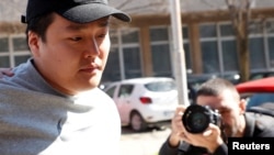 Hyeong Do Kwon okrivljen za više krivičnih djela prevare kriptovalutama i hartijama od vrijednosti tokom privođenja kod tužioca u Podgorici, 24. mart 2023.