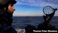 Військовослужбовець Морської охорони Держприкордонслужби України під час проходу вантажного судна в Чорному морі неподалік Одеси, 7 лютого 2024 року