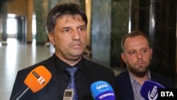 Началникът на СДВР Любомир Николо (вляво) и зам.-градският прокурор Иво Илиев дадоха брифинг за медиите