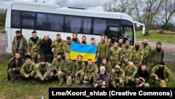 Мекенине кайткан украиналык жоокерлер.