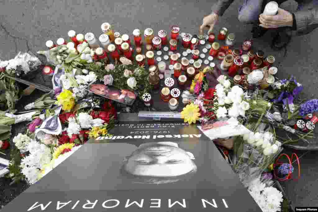 Participanţii au adus cu ei flori, lumânări, fotografii ale disidentului rus mort în detenţie, dar şi pancarte cu mesajul „Killer ”(ucigaş) adresat lui Vladimir Putin.