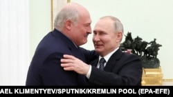 Очільник Білорусі Лукашенко обнімає президента Росії Володимира Путіна. Росія, Москва. 5 квітня 2023 року 