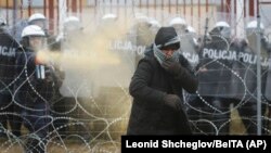 Польская паліцыя выкарыстоўвае сьлезацечны газ падчас спробы мігрантаў штурмаваць мяжу з тэрыторыі Беларусі, 2021 год