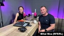 „Nu aveam niciodată nimic nou, dar mama reușea întotdeauna să ne trimită la școală neînfometați. O felie de cozonac mă bucura mai mult decât o face acum un cadou scump”, spune Marian Godină.
