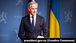 Прем’єр-міністр Норвегії Йонас Ґар Стьоре під час пресконференції з президентом України. Осло, 13 грудня 2023 року