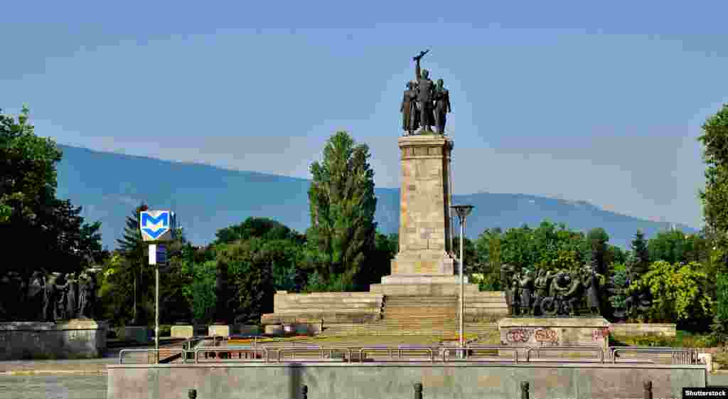 Sofijski memorijal 2011. godine. Središnji dio Spomenika sovjetskoj vojsci je 37 metara visok pijedestal koji prikazuje sovjetskog vojnika u pratnji bugarskih civila. Nekoliko drugih spomenika raspoređeno je na ovom spomen-području. Ovo mjesto je već dugo okupljalište aktivista krajnje ljevice, a posljednjih je godina spomenik postao središte aktivizma protiv Kremlja.