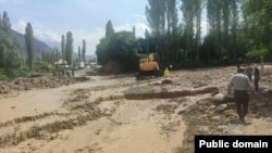 Баткен облусундагы селдин кесепеттери менен күрөшүү иштери.
