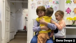 Educatoarea Raisa alinând unul dintre copiii din Dorobanți.