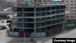 Жер тилкеге курулуп жаткан имарат. Сүрөт УКМКга таандык.