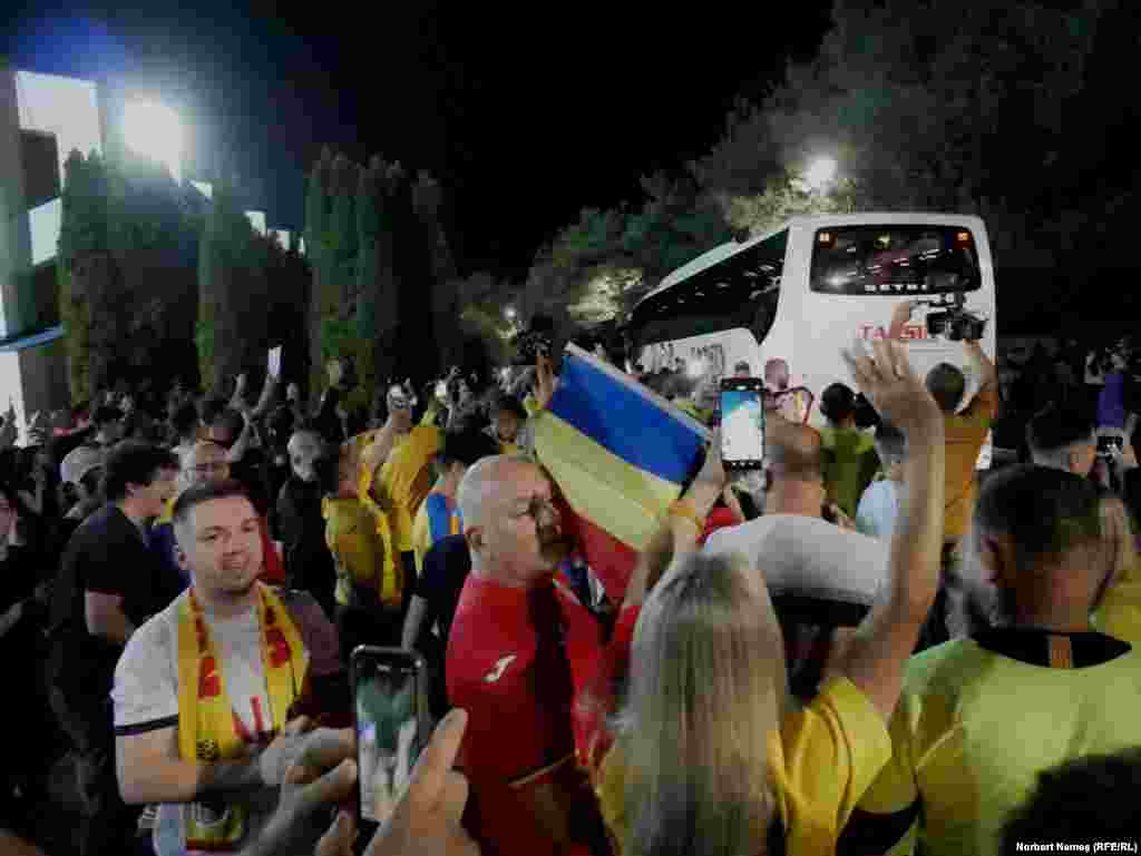La sosirea autocarului, fanii prezenți au strigat la unison, cu bucurie, „România!”. 