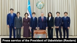 Шавкат Мирзиёев жубайы жана үй-бүлө мүчөлөрү менен. Президенттик шайлоо маалында түшкөн сүрөт. Ташкент, 9-июль, 2023-жыл. 