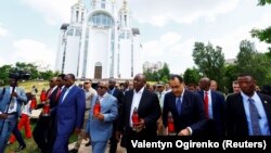Глави африканських держав і урядів, включно з президентом ПАР Сирілом Рамафосою, вшановують жертв масових вбивств армією РФ цивільних людей під час окупації частини Київщини. Буча, 16 червня 2023 року