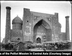 Rijedak pogled na trg Registan, povijesni centar Samarkanda, prepun pijaca. Iznad luka su dva legendarna leoparda Sherdor medrese.
