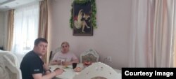 Супруги Лузины у себя в квартире