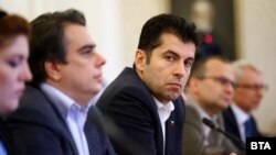 Преговорите с ГЕРБ, които ПП-ДБ проведоха, водени от Асен Василев и Кирил Петков (в средата) не доведоха до успех