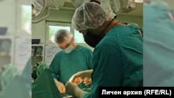 Айсар е роден в Германия, живял е във Великобритания, сега един от многото чуждестранни студенти по медицина в България.