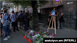 Ծաղիկներ Սոնա Մնացականյանի հիշատակին, վրաերթի վայրում, Երևան, արխիվ