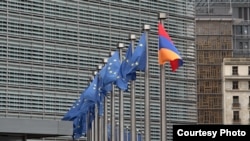Եվրամիության և Հայաստանի դրոշները Բրյուսելում Եվրահանձնաժողովի շենքի դիմաց, արխիվ