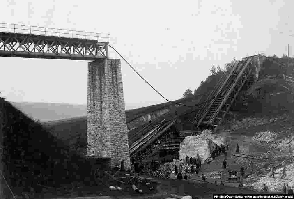 Austro-ugarske snage okupljaju se ispod vijadukta koji su uništile ruske snage u povlačenju kod Žovnivke, blizu Ternopila, 1915.