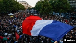 În Piața Republicii din Paris, simpatizanții de stânga s-au adunat pentru a celebra înfrângerea în alegeri a extremei drepte.