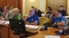 La discuțiile de luni din Comisia pentru muncă și protecție socială a Camerei Deputaților au asistat și reprezentanții (nemulțumiți) ai Sindicatul National al Polițistilor si Personalului Contractual (SNPPC). Ei au transmis apoi că au obținut o concesie.