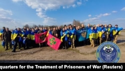 УКРАЇНА – Українські військовополонені позують після обміну, 10 квітня 2023 року