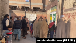 په پېښور کې ښځې د یو پولېنګ سټېشن مخې ته په قطار کې ولاړې دي.
