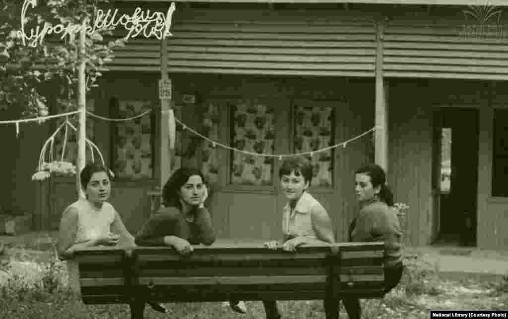 შოვი ბოლო დრომდე რესპუბლიკური დონის ბალნეოლოგიურ კურორტად რჩებოდა. წლების განმავლობაში აქ ათამდე თაობა ისვენებდა, მკურნალობდა და ერთობოდა. „შოვი იყო სამოთხე დედამიწაზე, თავისი ბუნებით, მდებარეობით და მინერალური წყებით. მთელი ბავშვობა შოვში მაქვს გატარებული. დედაჩემი საბავშვო ბაღში მუშაობდა და შოვში თითქმის ყოველ წელს ადიოდნენ ბავშვები დასასვენებლად. ალბათ სტუმარი არ დაგვიტოვებია, აქ რომ არ ამოგვეყვანა“, - იხსენებს რაჭველი ექიმი შუქურა ჯაფარიძე. ფოტოზე: 1968 წელი, გოგოები შოვში ისვენებენ.