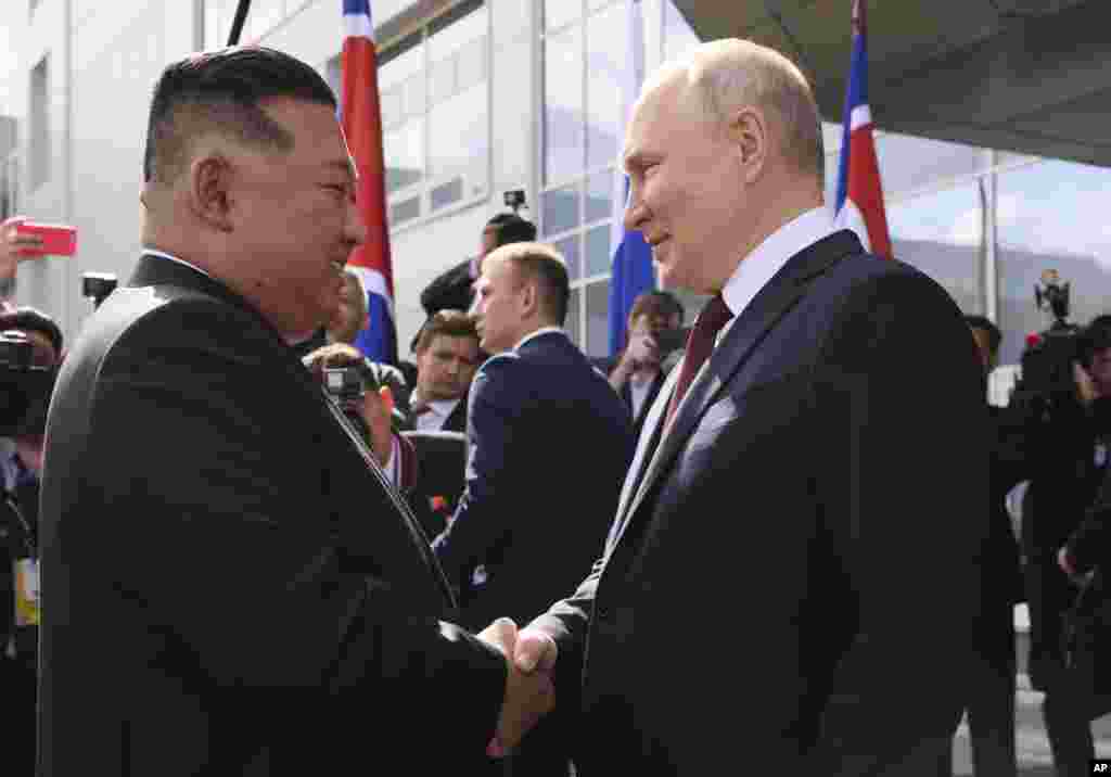 Vladimir Putin aproape că a confirmat că va încerca să încheie un acord de armament cu Coreea de Nord, răspunzând astfel la o întrebare despre cooperarea militară: „Vom discuta despre toate problemele fără grabă. Există timp”. Purtătorul de cuvânt al Kremlinului, Dmitri Peskov, a declarat marți că „în mod natural, fiind vecine, țările noastre cooperează în anumite sfere sensibile care nu ar trebui să fie dezvăluite sau anunțate public”.