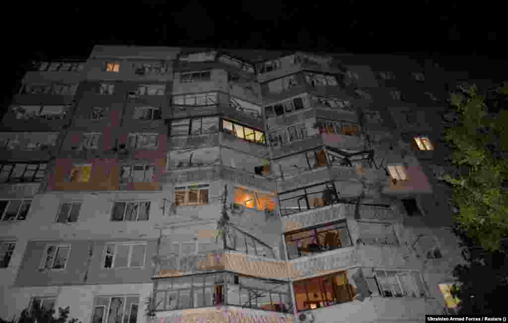 Fotografija s mjesta napada ubrzo nakon što je dron pogodio stambenu zgradu u Odesi,&nbsp;rano ujutro 10. juna 2023. Ruske snage koristile su dronove iranske proizvodnje za napad na regiju, a sve je uništila ukrajinska vojska, navodi se u izvještaju.