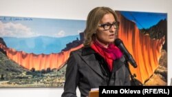 Маргарита Доровска, сега основна фигура в изграждането на Център Кристо и Жан-Клод, по време на изложбата „Кристо и Жан-Клод. Проекти“ през 2017 г. Изложбата ще бъде показана и в сградата на Центъра от 6 до 8 октомври.
