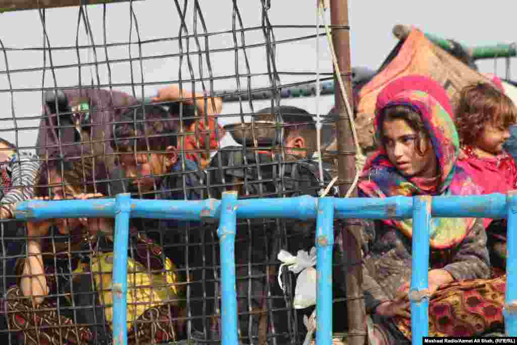 Avganistanske izbeglice stižu kamionima iz Pakistana na avganistansko-pakistansku granicu u Torkamu 31. oktobra. Islamabad je pribegao pretnjama i kršenjima prava kako bi primorao, prema procenama, 1,7 miliona ilegalnih avganistanskih imigranata da napuste zemlju pre roka 1. novembra, navodi Hjuman rajts voč (Human Rights Watch - HRW).