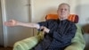 Octavian Fulop, supraviețuitor Auschwitz – Birkenau și al altor trei lagăre de exterminare, arată numărul de identificare ca prizonier, tatuat pe antebrațul drept