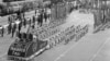 Defilare de 1 mai 1971. Manifestațiile erau pregătite timp de câteva săptămâni, în ore și ore de exerciții care aveau loc în afara programului de lucru al angajaților, neplătite. Viața privată nu conta. Dimpotrivă, regimul avea nevoie să nu le lase cetățenilor timp liber.