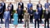 Володимир Зеленски (в средата) на обща снимка с участниците в срещата на върха на Европейската политическа общност, която обединява 27 членки на ЕС с 20 техни партньори