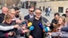 Bosna i Hercegovina, Banjaluka, novinar Aleksandar Trifunovic daje izjavu ispred institucija bh. entiteta Republika Srpska, 9. marta 2023. 