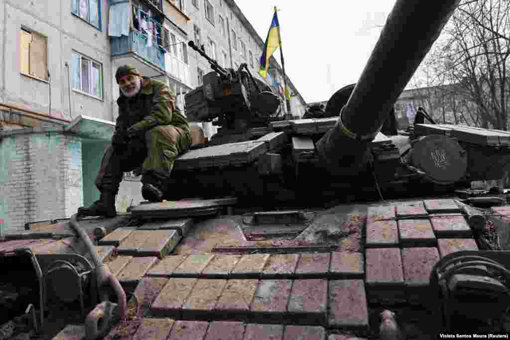 Український військовий сидить на танку біля будинку, вікна якого повилітали від вибухів. Передмістя Бахмута Донецької області, 2 квітня 2023 року Битва за &laquo;фортецю Бахмут&raquo; триває попри заяви Росії, що її сили захопили місто