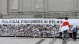Плякат з партрэтамі беларускіх палітвязьняў на акцыі ў Вільні. Архіўнае фота
