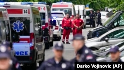 Полиция и спешни медицински екипи са на място след стрелбата в училище в Белград, 3 май 2023 г.