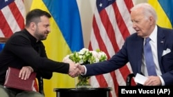 Biden se izvinio Zelenskom zbog kašnjenja odobravanja vojne pomoći
